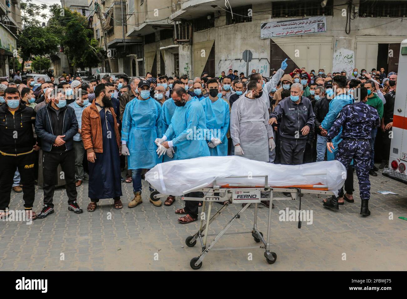 Gaza City, The Gaza Strip, Palestine. 23rd Apr, 2021. Palestinians prepare for funeral prayer for a man who died after being infected with the Coronavirus (Covid-19), as the victim's body was transported in an ambulance, in the Fallujah cemetery in the northern Gaza Strip. Credit: Mahmoud Issa/Quds Net News/ZUMA Wire/Alamy Live News Stock Photo