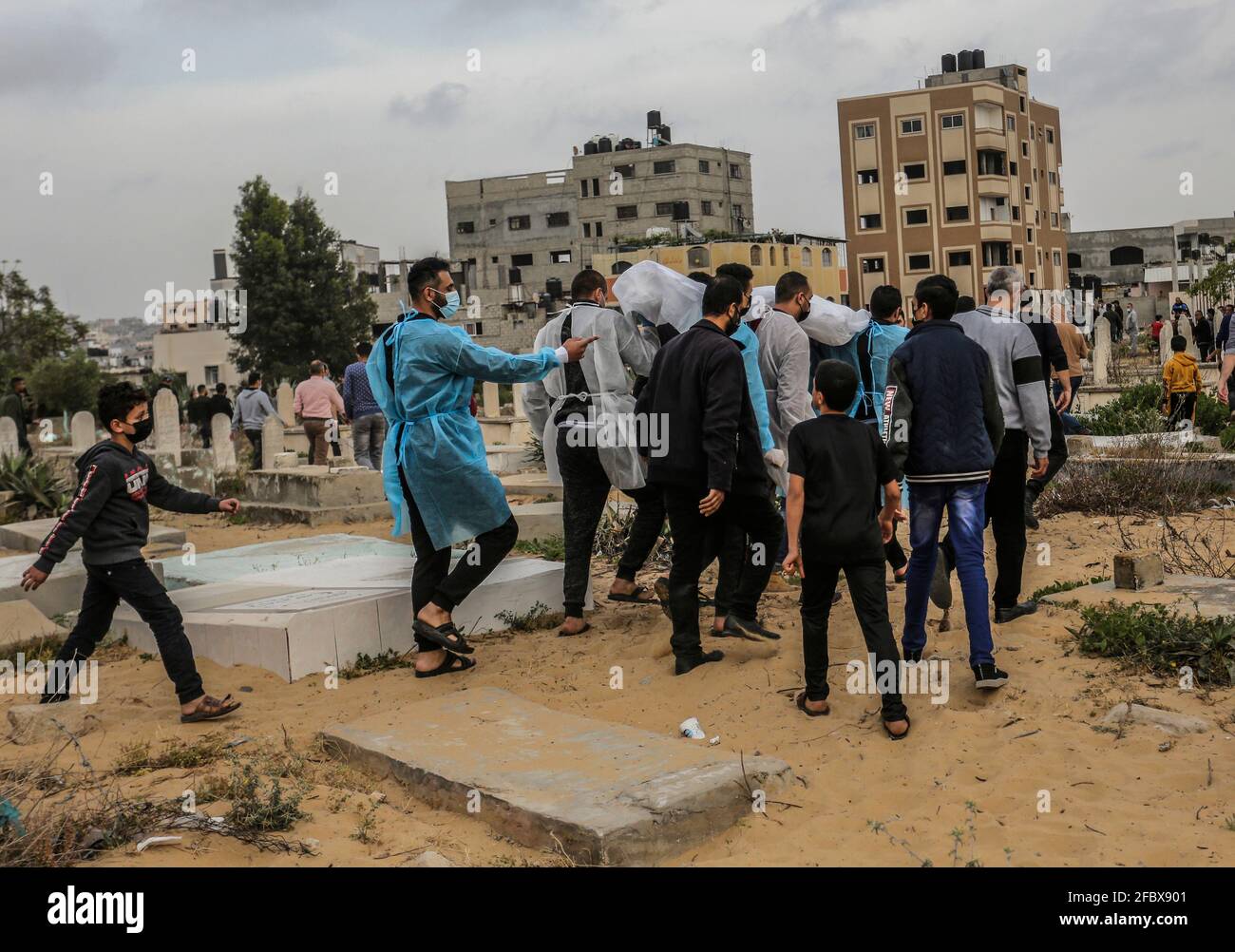 Gaza City, The Gaza Strip, Palestine. 23rd Apr, 2021. Palestinians carry the body of a man who died after being infected with the Coronavirus (Covid-19), in the Fallujah cemetery in the northern Gaza Strip. Credit: Mahmoud Issa/Quds Net News/ZUMA Wire/Alamy Live News Stock Photo