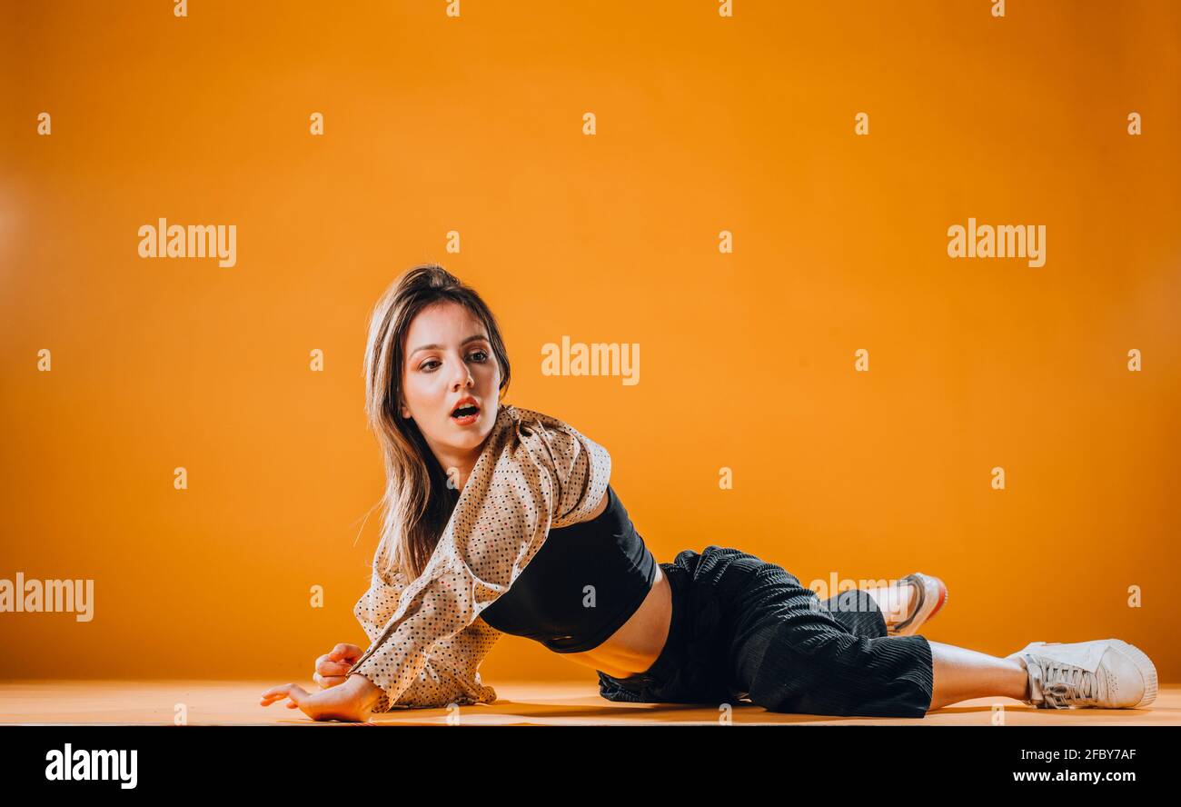 Flexing Dance Move Dance moves performed by an acrobatic flexible female dancer Stock ...