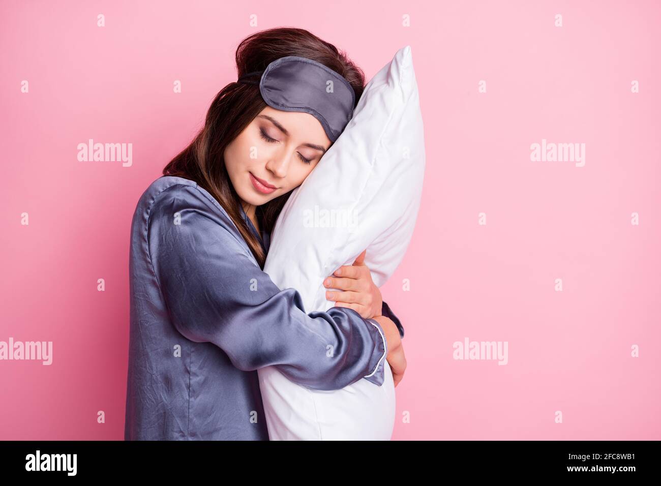 Photo portrait of calm girl sleeping hugging pillow with two hands