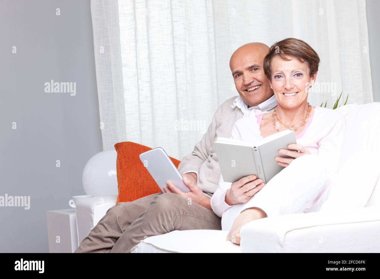 Happy smiles hi-res stock photography and images - Alamy