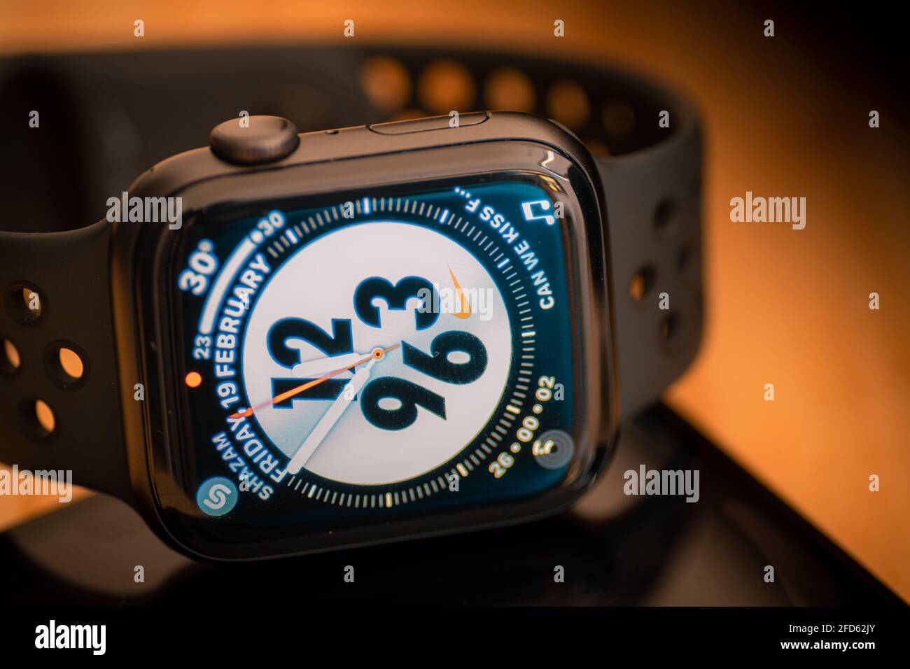 Apple Watch smartwatch la carica in modalità wireless da induttivo  caricabatterie wireless Foto stock - Alamy