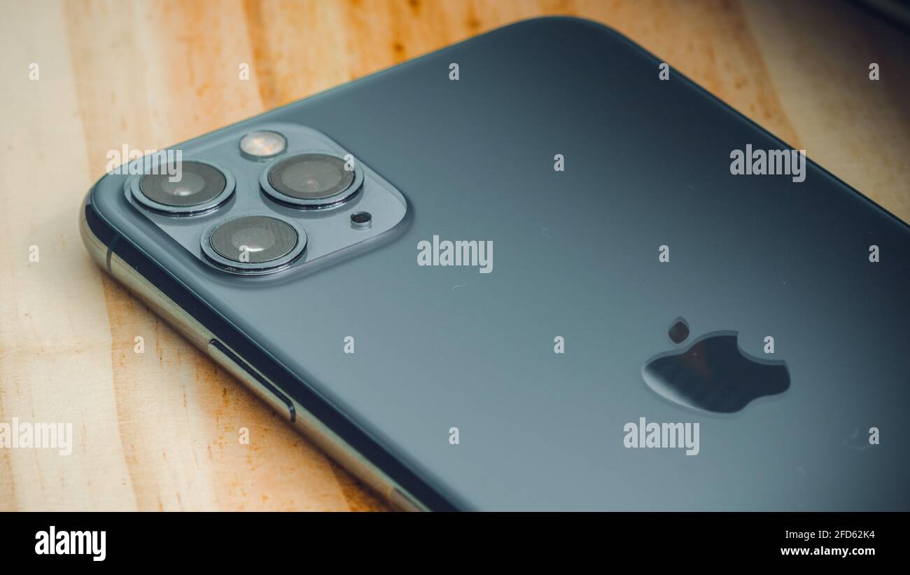 Vitre arrière iphone 11 pro Banque de photographies et d'images à haute  résolution - Alamy
