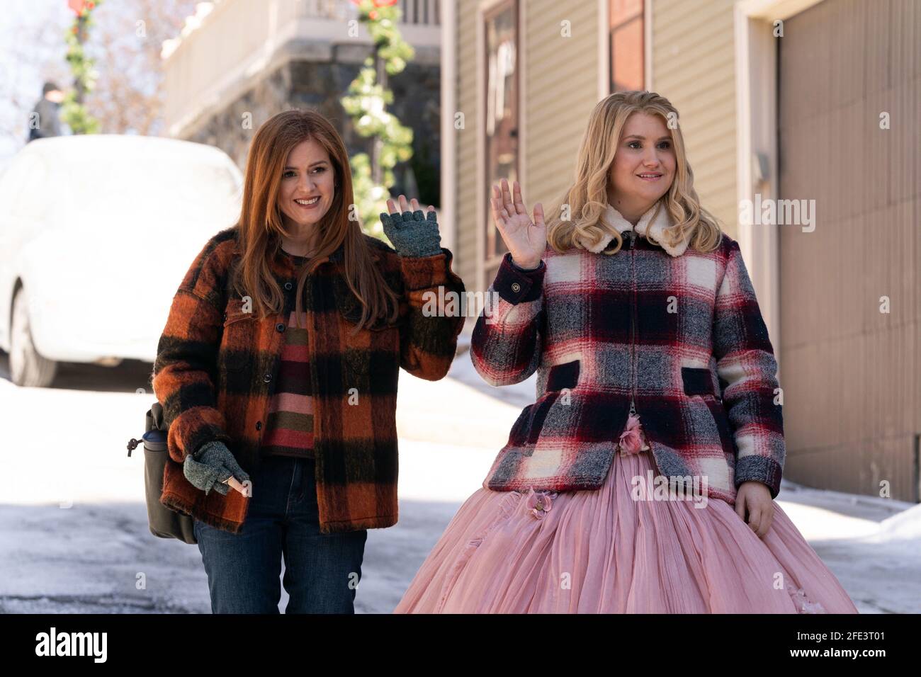 ISLA FISHER and JILLIAN BELL in GODMOTHERED (2020), directed by SHARON MAGUIRE. Credit: WALT DISNEY PICTURES / Album Stock Photo