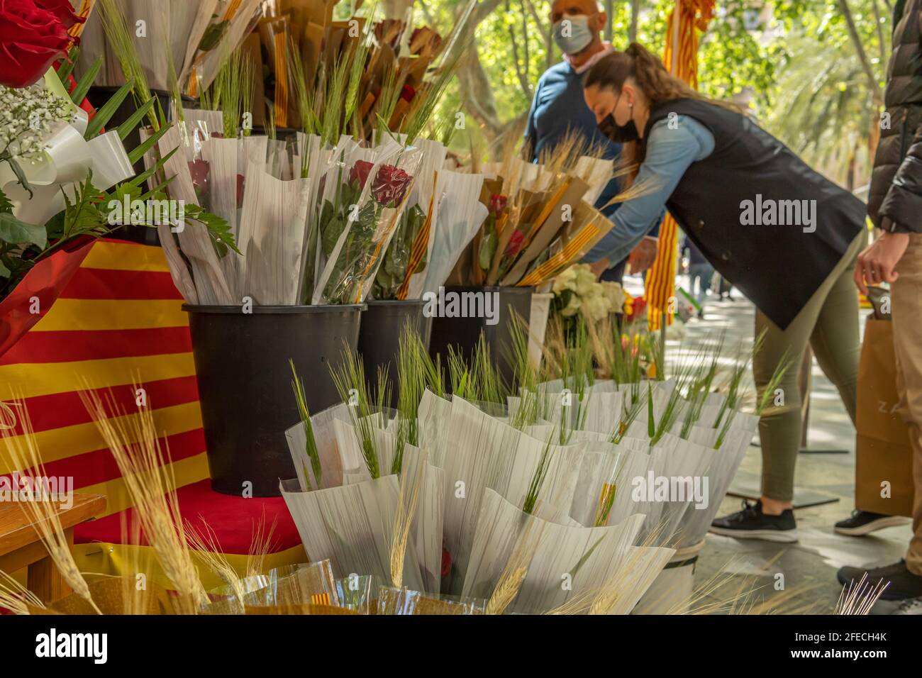 Palma de Mallorca; april 23 2021: Festivity of Sant Jordi or Book Day in times of the Coronavirus pandemic. Urban stalls selling flowers and roses in Stock Photo