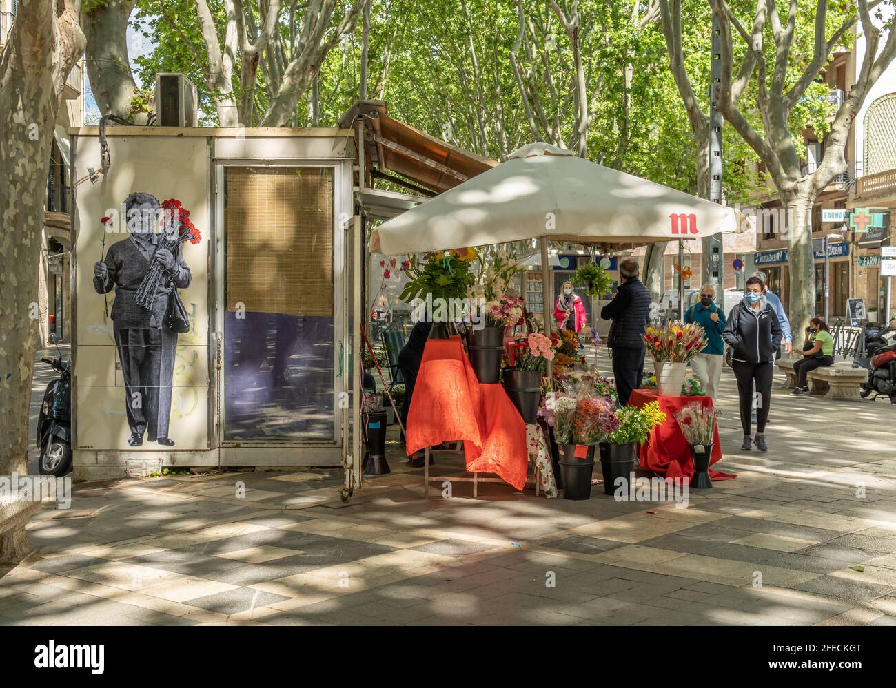 Palma de Mallorca; april 23 2021: Festivity of Sant Jordi or Book Day in times of the Coronavirus pandemic. Urban stalls selling flowers and roses in Stock Photo