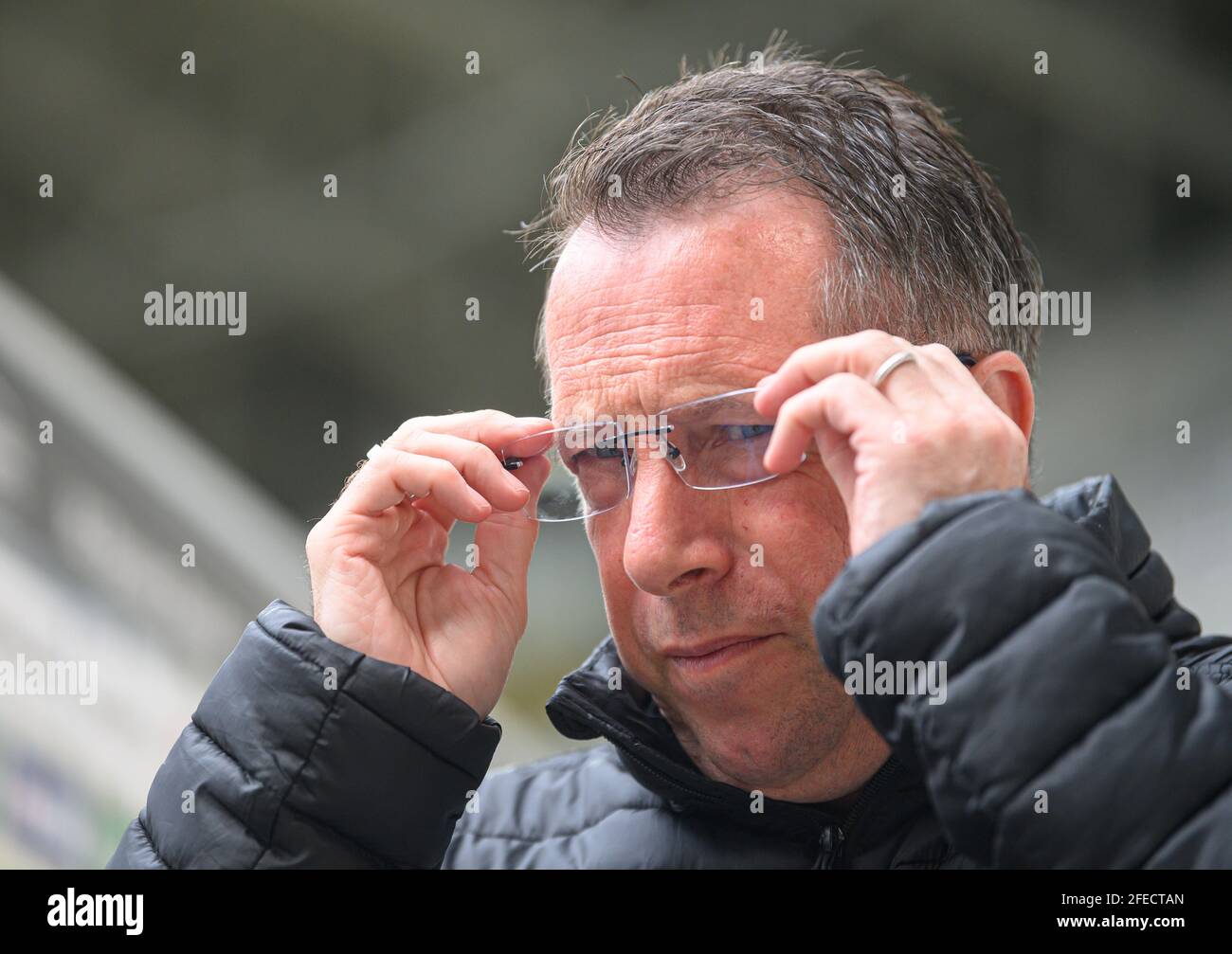 Dresden, Germany. 15th Nov, 2020. Football: 3rd division, SG Dynamo Dresden  - TSV 1860 Munich, 10th matchday, at the Rudolf-Harbig-Stadium Dynamos  Marvin Stefaniak (r) against Munich's Quirin Moll. Credit: Robert  Michael/dpa-Zentralbild/ZB/dpa/Alamy Live