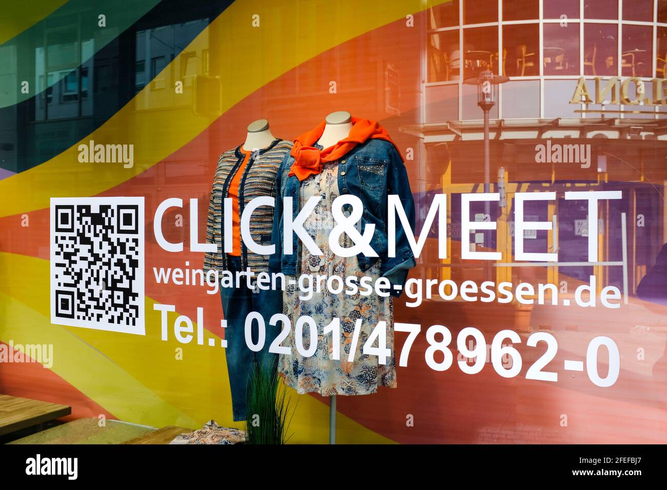 23.04.2021, Essen, Ruhrgebiet, Nordrhein-Westfalen, Deutschland - Click & Meet Einkaufsmoeglichkeit im Bekleidungsgeschaeft  Weingarten fuer grosse Gr Stock Photo