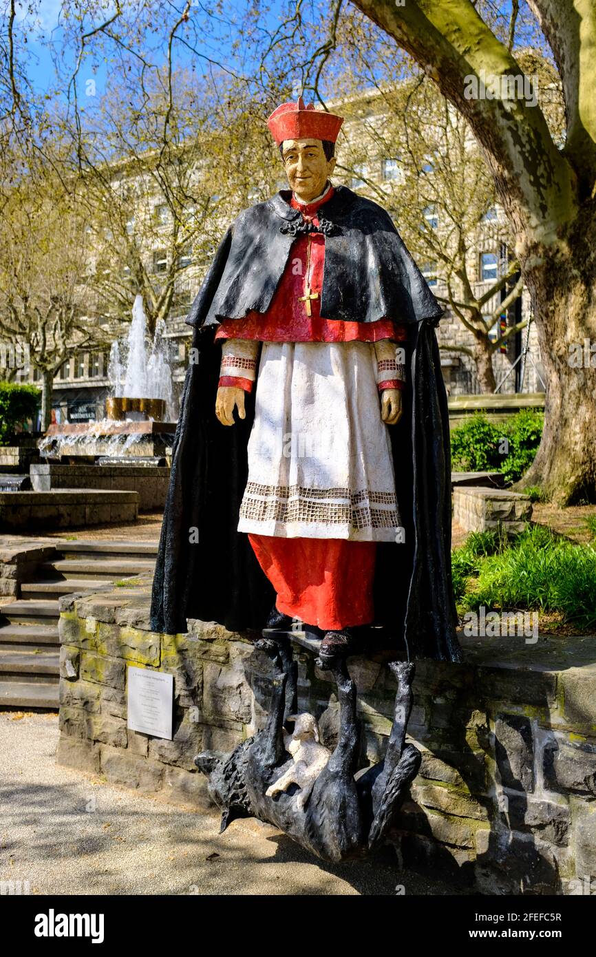 23.04.2021, Essen, Ruhrgebiet, Nordrhein-Westfalen, Deutschland - Statue der Kuenstlerin Silke Rehberg von Franz Kardinal Hengsbach, dem Bischof des B Stock Photo