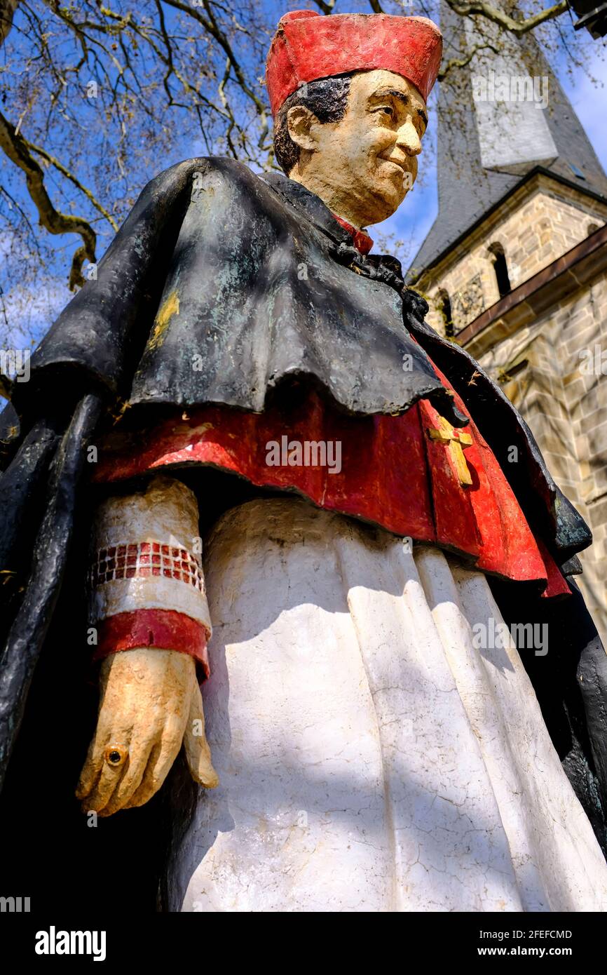 23.04.2021, Essen, Ruhrgebiet, Nordrhein-Westfalen, Deutschland - Statue der Kuenstlerin Silke Rehberg von Franz Kardinal Hengsbach, dem Bischof des B Stock Photo