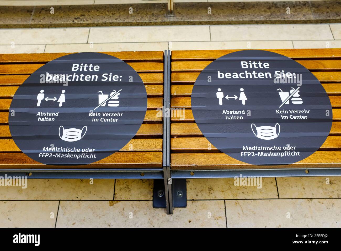 23.04.2021, Essen, Ruhrgebiet, Nordrhein-Westfalen, Deutschland - großee Aufkleber mit Hinweisen auf Gebote und Verbote im Zusammenhang mit der Corona Stock Photo