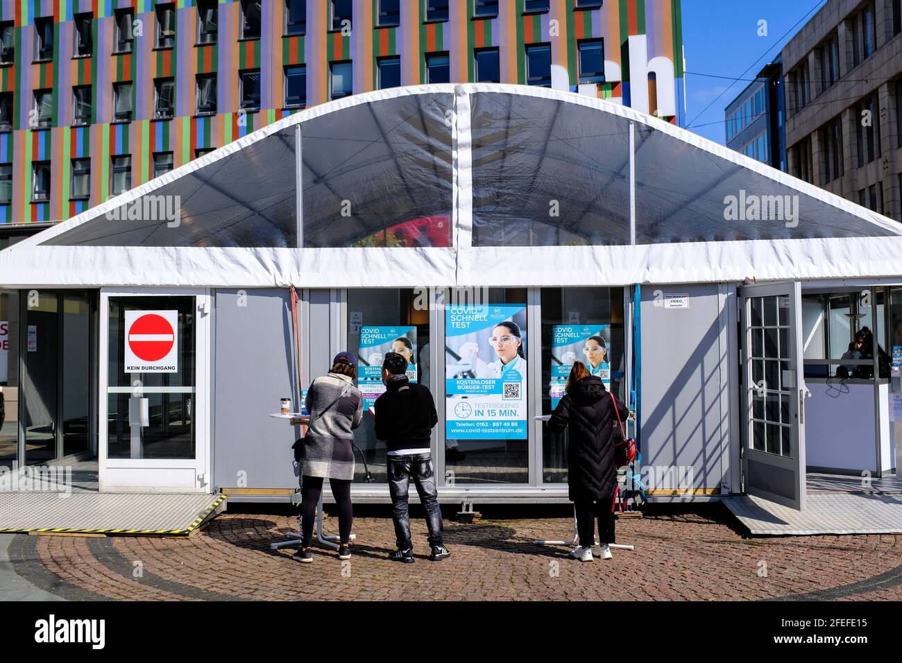 23.04.2021, Essen, Ruhrgebiet, Nordrhein-Westfalen, Deutschland - vor dem Covid 19 Schnelltestzentrum in einem Zelt auf dem Essener Kennedyplatz im St Stock Photo