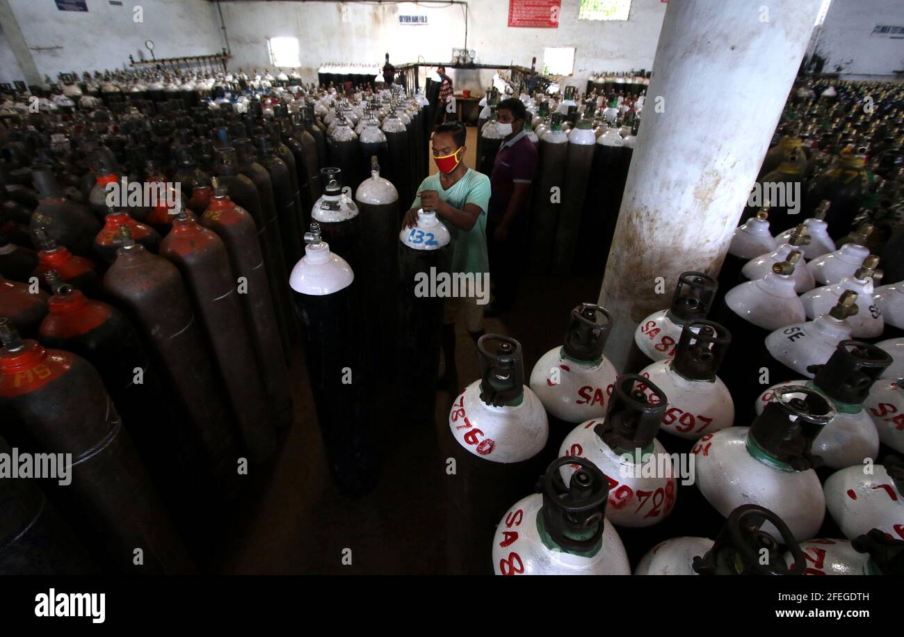 Chennai, India. 24th Apr, 2021. A worker carries an oxygen cylinder in an oxygen refuelling plant in Chennai, India, April 24, 2021. In the wake of the ongoing COVID-19 pandemic, hospitals across India have been reporting a shortage of oxygen supply and urged the federal government to replenish their stocks. Credit: Str/Xinhua/Alamy Live News Stock Photo