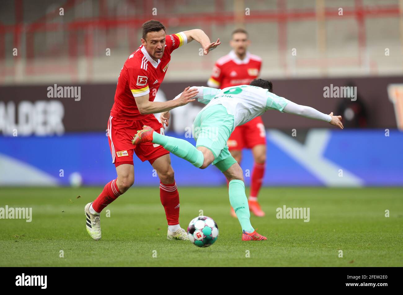 Berlin, Germany. 24th Apr, 2021. Football: Bundesliga, 1. FC Union Berlin - Werder Bremen, Matchday 31 at Stadion An der Alten Försterei. Union's Christian Gentner (l) and Bremen's Kevin Möhwald fight for the ball. IMPORTANT NOTE: In accordance with the regulations of the DFL Deutsche Fußball Liga and the DFB Deutscher Fußball-Bund, it is prohibited to use or have used photographs taken in the stadium and/or of the match in the form of sequence pictures and/or video-like photo series. Credit: Andreas Gora/dpa-Pool/dpa/Alamy Live News Stock Photo