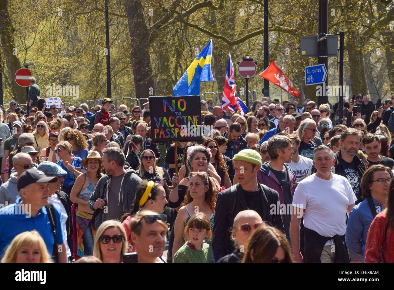 London, United Kingdom. 24th April 2021. Crowds in Park Lane at the anti-lockdown protest. Thousands of people marched through Central London in protest against health passports, protective masks, Covid vaccines and lockdown restrictions. Credit: Vuk Valcic/Alamy Live News Stock Photo