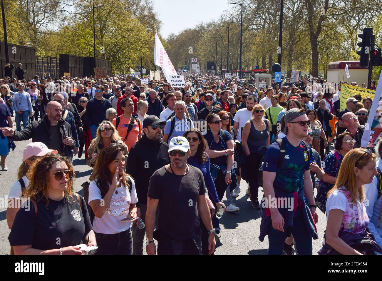 London, United Kingdom. 24th April 2021. Crowds at Marble Arch at the anti-lockdown protest. Thousands of people marched through Central London in protest against health passports, protective masks, Covid vaccines and lockdown restrictions. Credit: Vuk Valcic/Alamy Live News Stock Photo