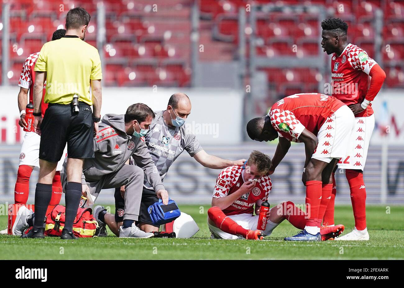 City Of Mainz, Deutschland. 24th Apr, 2021. firo: 04/24/2021 Soccer:  Soccer: 1. Bundesliga, season 2020/21 FSV FSV FSV Mainz 05 - FCB FC Bayern  Munich Muenchen Injury, Jonathan Burkardt (Mainz), Moussa Niakhate,