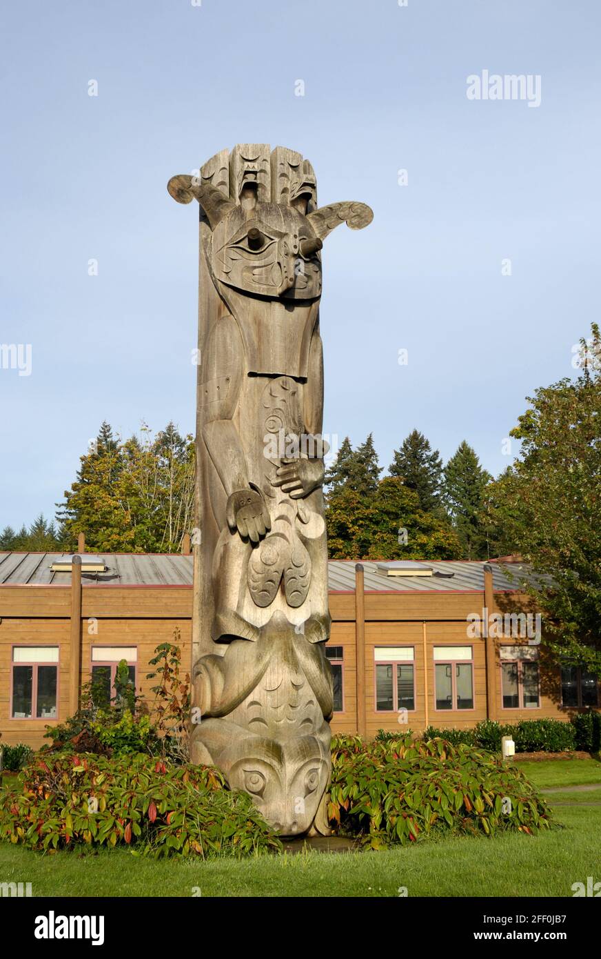 Totem pole located at the Cowichan Tribes Administration building