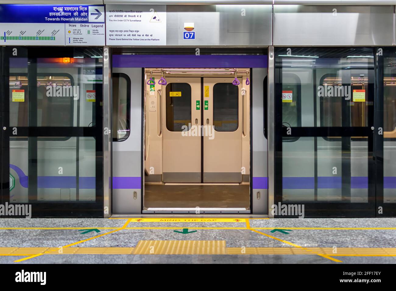 Unidentified Passengers Standing on the Doors of Running Local Train during  Rush Hours Editorial Photography - Image of station, india: 168031082