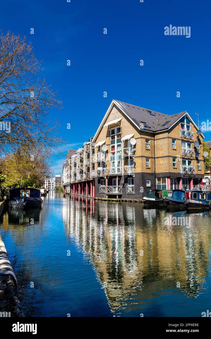 Houses along the towpath by the Greand Union Canal, on Hormead Road, near Westbourne Park, London, UK Stock Photo