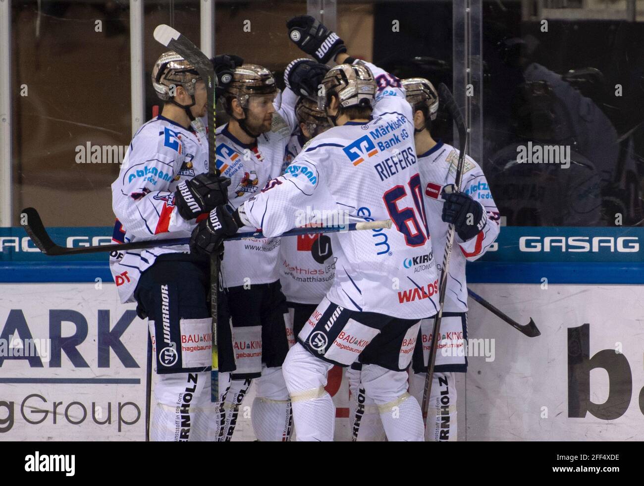 Berlin Germany 24th Apr 21 Ice Hockey Del Eisbaren Berlin Iserlohn Roosters Championship Round Quarter Finals Matchday 3 Mercedes Benz Arena The Iserlohners Cheer After Their First Goal Credit Christophe Gateau Dpa Alamy Live News