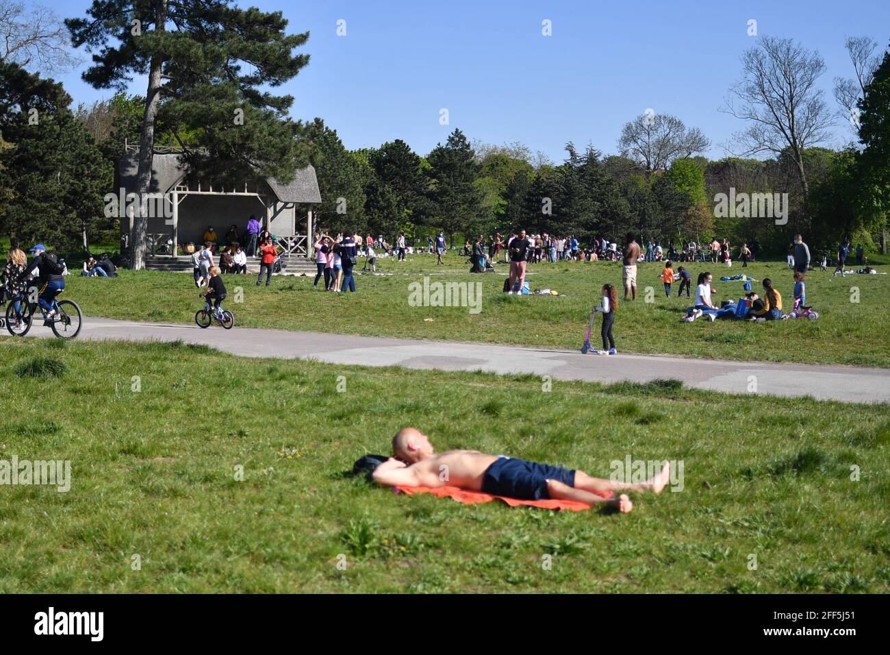 Illustrative pictures of Le bois de Vincennes (Wood of Vincennes) in
