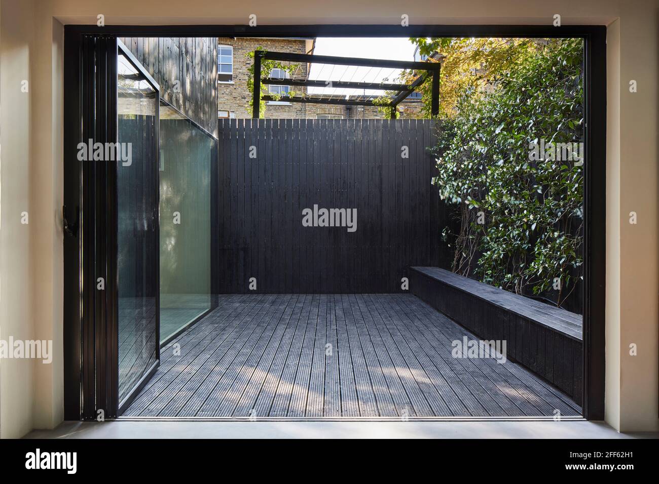 Bifold doors to sun room. Ed's Shed 2020, London, United Kingdom. Architect: Adjaye Associates , 2007. Stock Photo