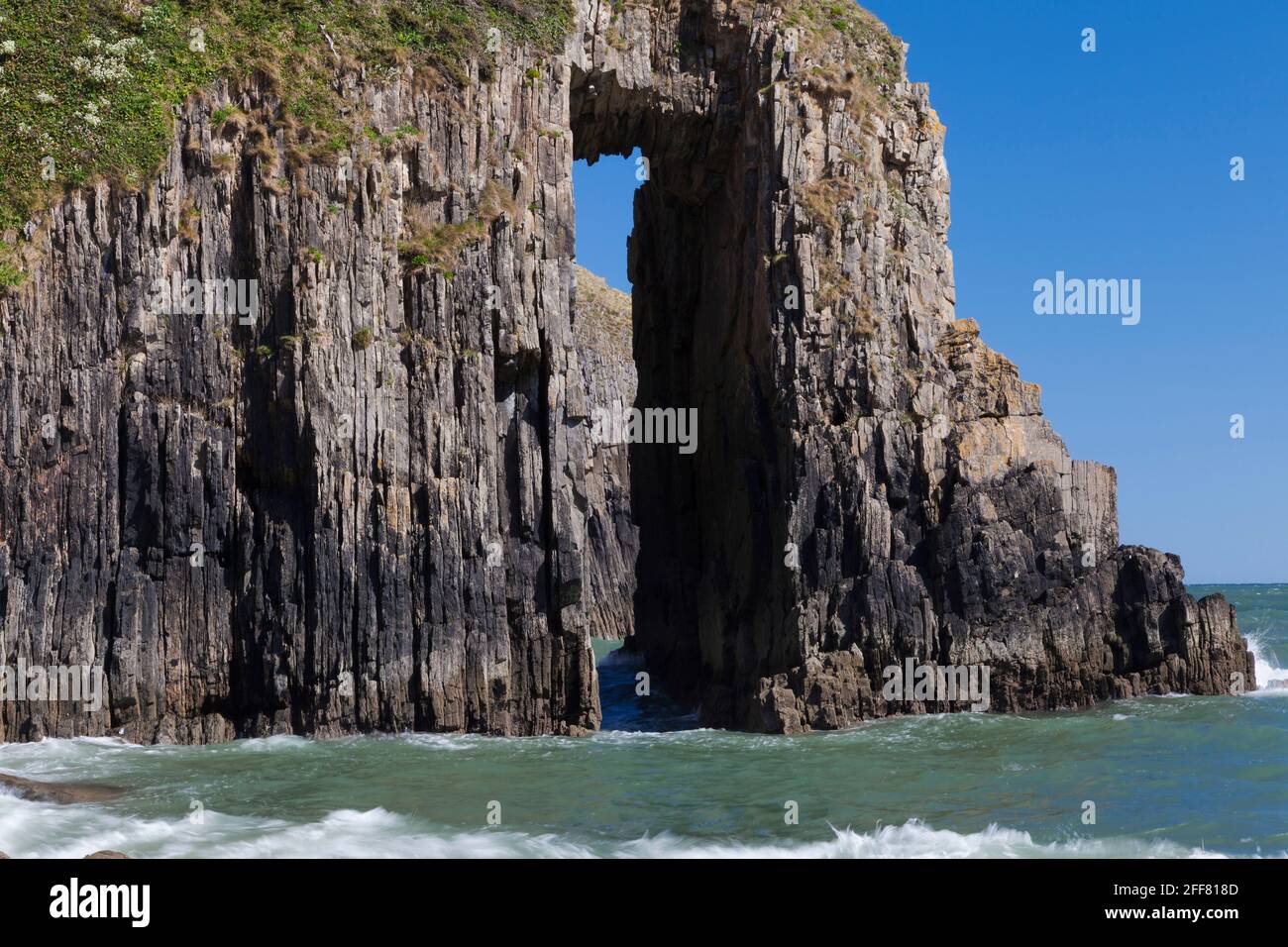 Church Doors Cove, Skrinkle Haven, Pembrokeshire Coast, Wales, UK Stock Photo