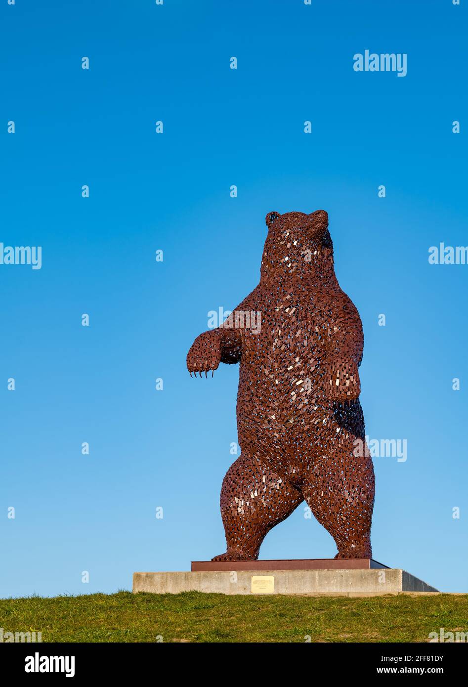Dunbar bear or Dunbear, steel bear sculpture by Andy Scott commemorates