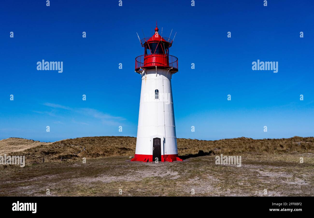 List Auf Sylt, Germany. 24th Apr, 2021. The sun shines on a lighthouse on the island of Sylt on the northern section of the island, called Ellenbogen. The municipality of Sylt will participate in the North Frisia Tourism Model Project. In four model regions in Schleswig-Holstein, tourism businesses are to test a gradual relaxation of corona protection measures. The model project on Sylt starts on 1 May and is initially scheduled to run until 31 May. Credit: Axel Heimken/dpa/Alamy Live News Stock Photo