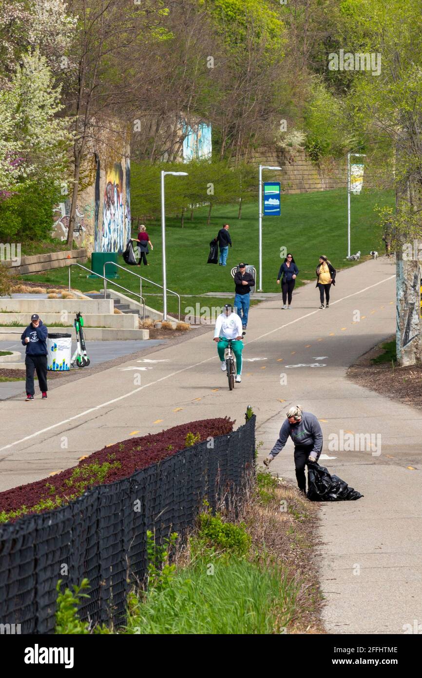Detroit, Michigan, USA. 24th Apr, 2021. Volunteers clean trash from the Dequindre Cut Greenway walking/biking path as part of Earth Week Spring Cleanup. Credit: Jim West/Alamy Live News Stock Photo