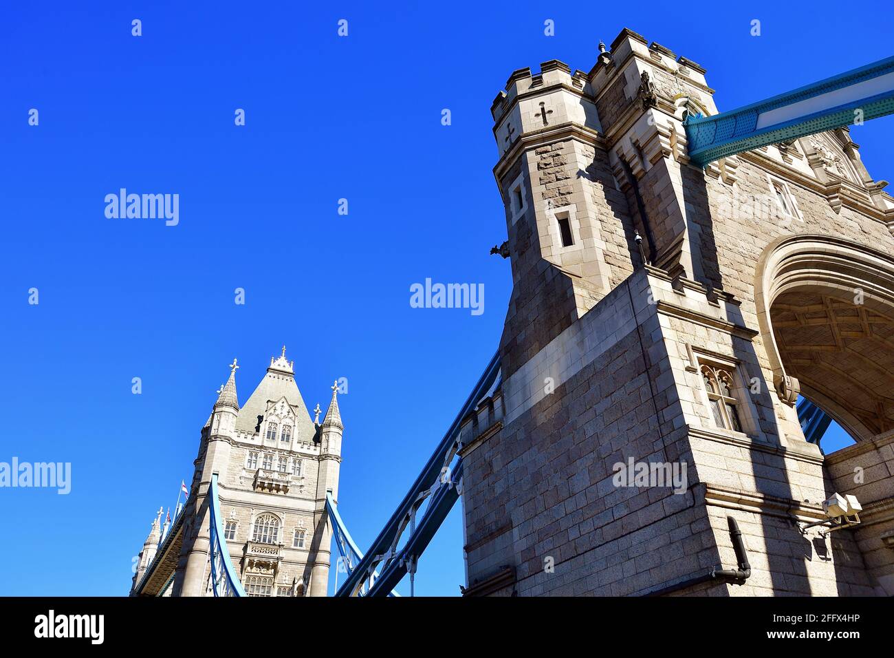 London, England, United Kingdom. The southern Southwark entry portal leading to the bridge and twin towers of iconic Tower Bridge. Stock Photo