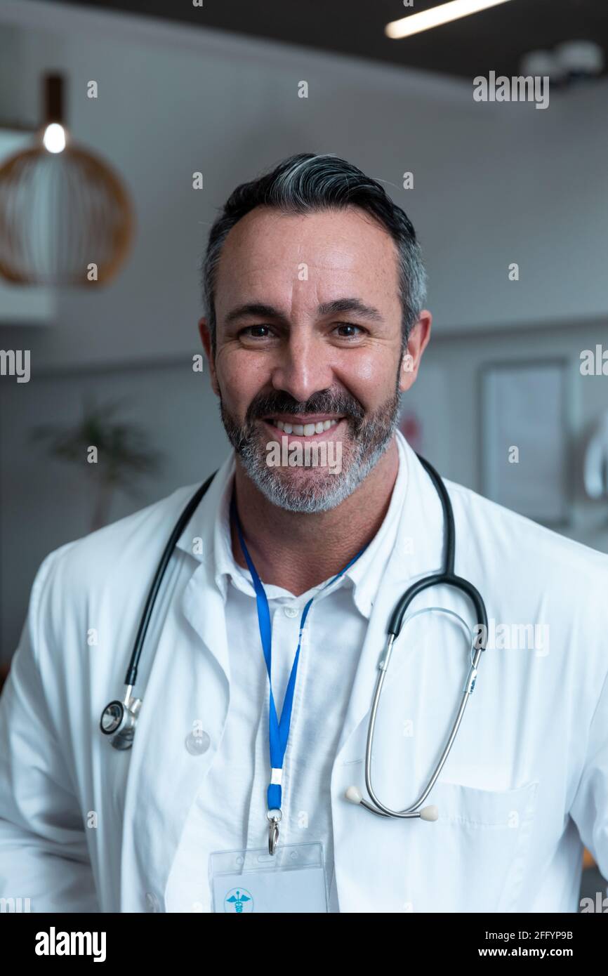 Doctor wearing lab coat stethoscope hi-res stock photography and images ...