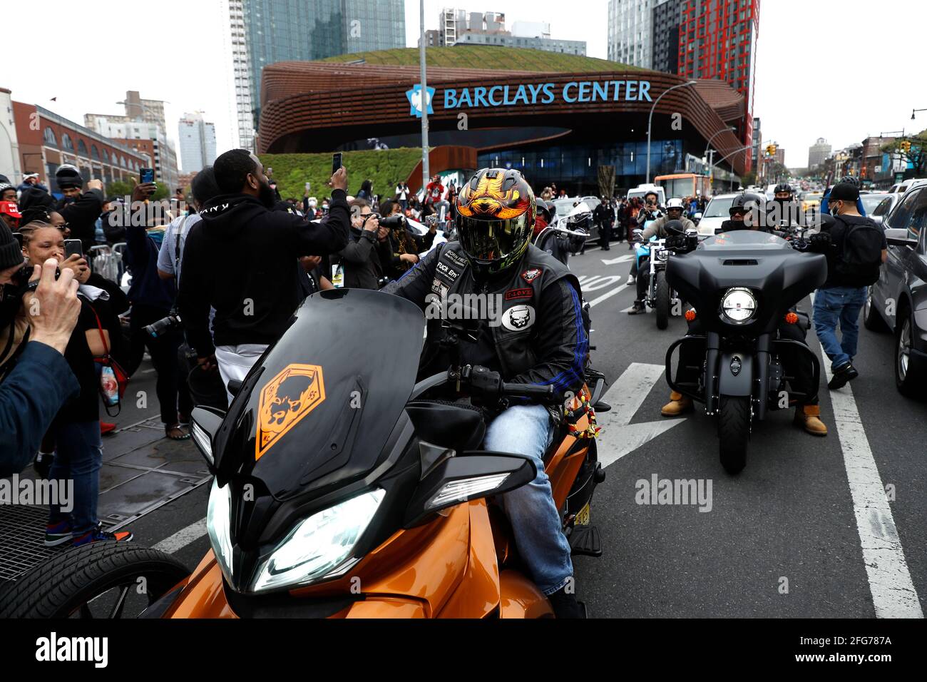 New York, USA. 24th Apr, 2021. People gather to pay tribute to rapper DMX at Barclays Center on April 24, 2021 in the borough of Brooklyn of New York City. Earl Simmons know by his stage name as DMX was highly regarded in the music industry having had five number one albums in a row on Billboard 200. On April 9, 2021 he was pronounced dead having suffered multiple organ failure. (Photo By John Lamparsk/Sipa USA) Credit: Sipa USA/Alamy Live News Stock Photo