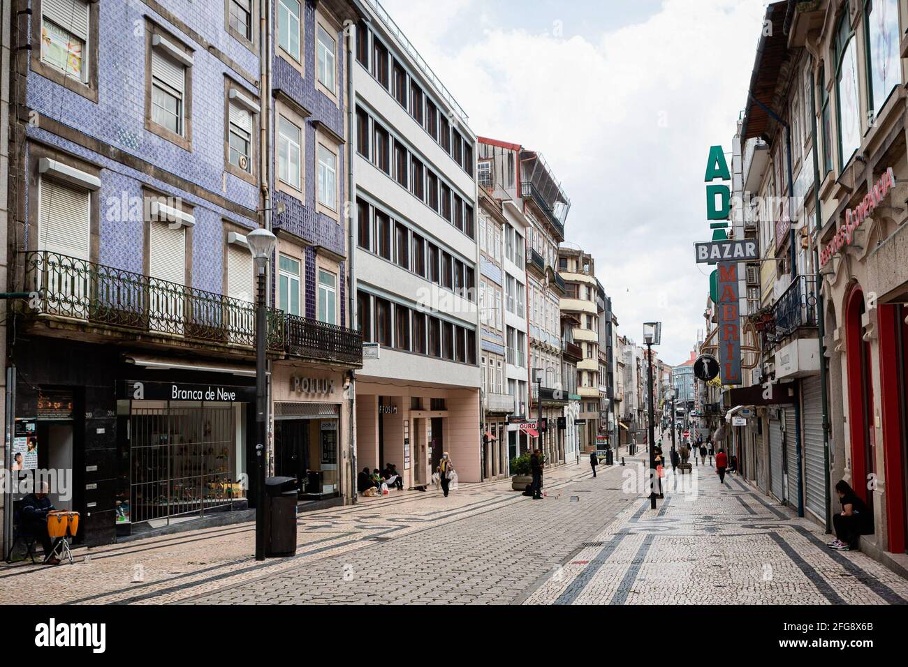 Shops on Rua de Santa Catarina with the Majestic Cafe to the right, Porto,  Portugal Stock Photo - Alamy