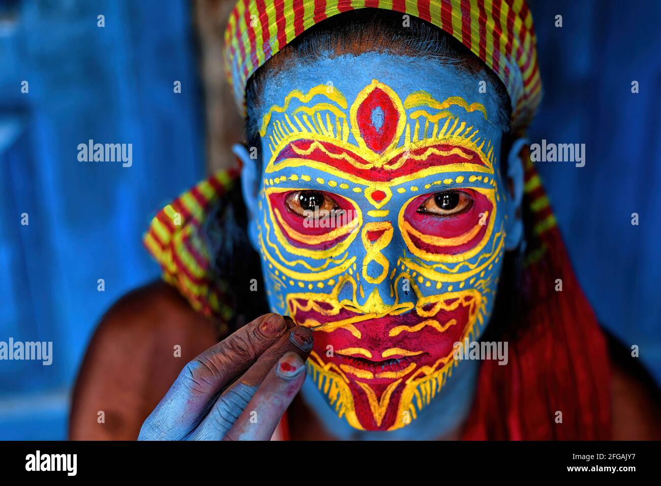 Bardhaman, India. 24th Apr, 2021. An Artist with a face paint poses for
