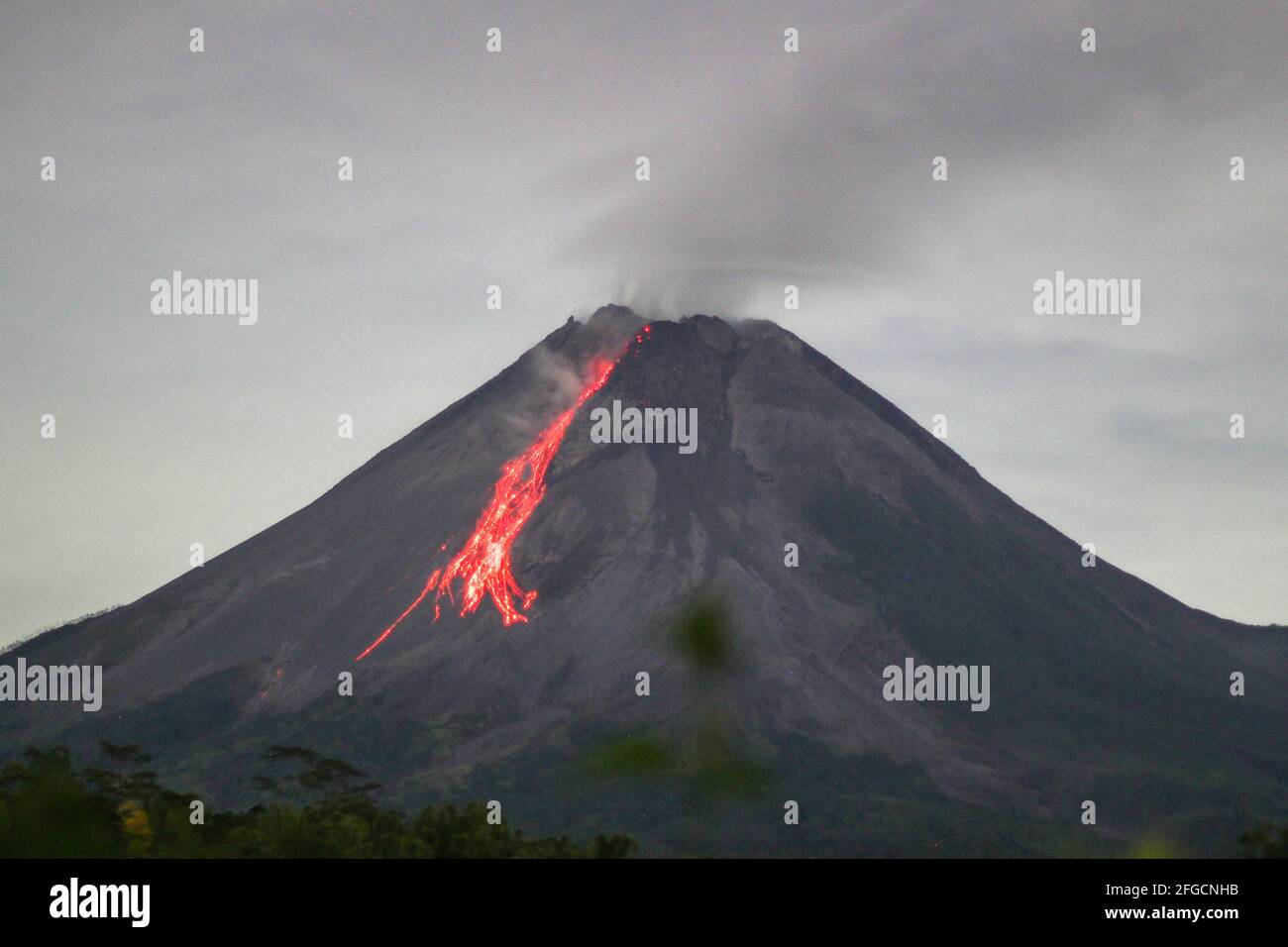 Sleman Yogyakarta Indonesia 25th Apr 21 Incandescent Lava Falling From The Top Of Mount Merapi Can Be Seen In Tunggularum Turi Sleman Yogyakarta Indonesia Sunday April 25 21 The Yogakarta Institute For