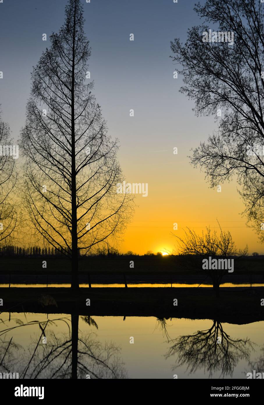 Muzza amazing sunset on the Muzza river Stock Photo - Alamy