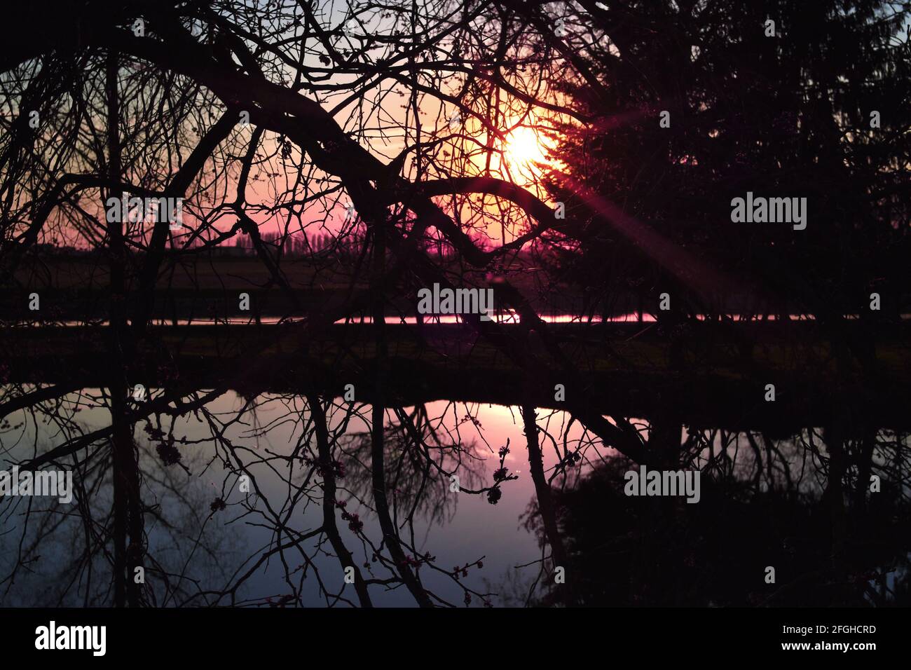 amazing sunset on the Muzza river Stock Photo - Alamy