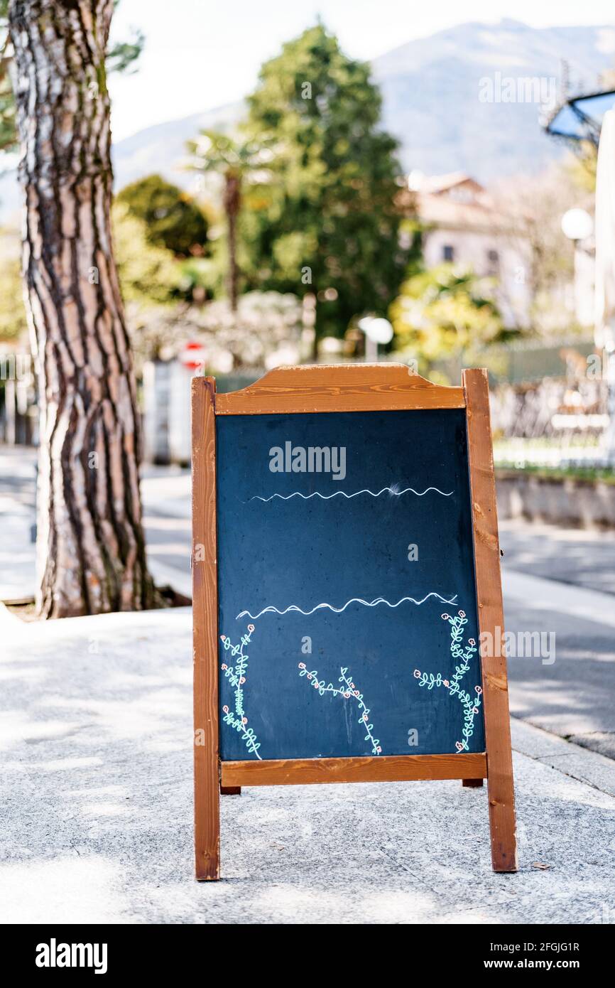 An easel stands hi-res stock photography and images - Alamy