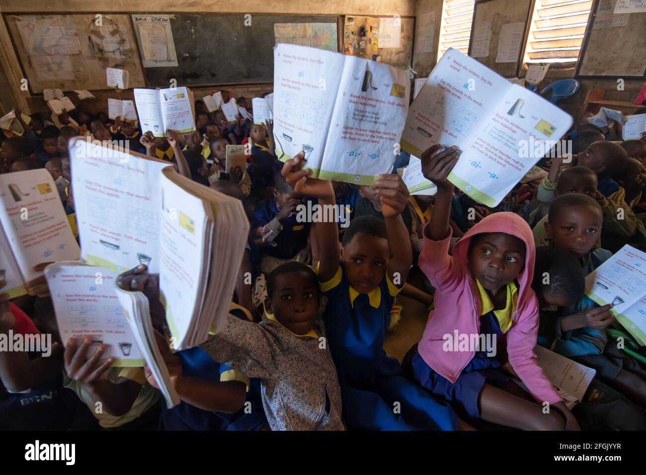 Crowded classroom africa hi-res stock photography and images - Alamy