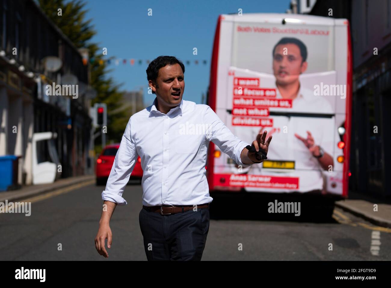 Dunfermline, Scotland, UK. 25th Apr, 2021. Scottish Labour Leader Anas Sarwar visits Dunfermline with his Mid Scotland and Fife candidates for the upcoming Scottish Parliamentary Elections and meets members of the public in Pittencrieff Park. Credit: Iain Masterton/Alamy Live News Stock Photo