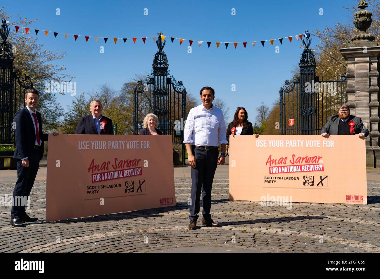 Dunfermline, Scotland, UK. 25th Apr, 2021. Scottish Labour Leader Anas Sarwar visits Dunfermline with his Mid Scotland and Fife candidates for the upcoming Scottish Parliamentary Elections and meets members of the public in Pittencrieff Park. Credit: Iain Masterton/Alamy Live News Stock Photo