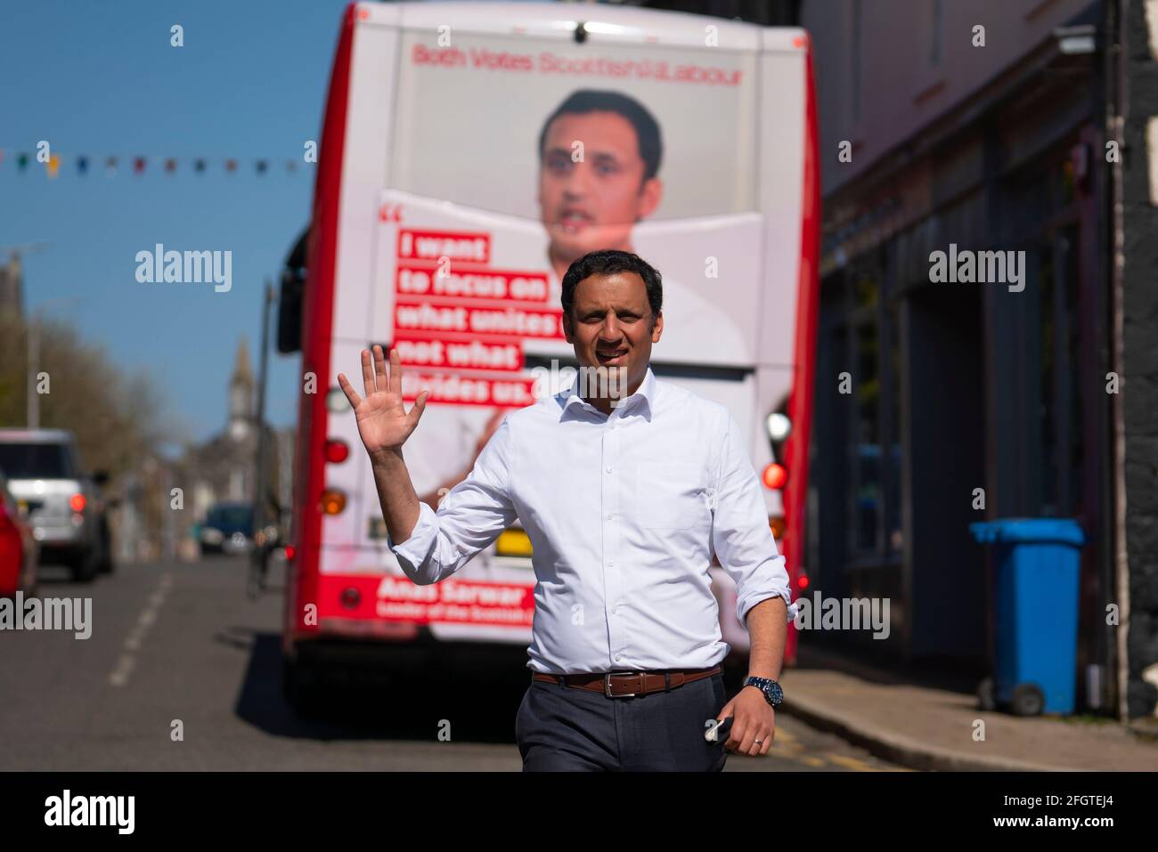 Dunfermline, Scotland, UK. 25th Apr, 2021. Scottish Labour Leader Anas Sarwar visits Dunfermline with his Mid Scotland and Fife candidates for the upcoming Scottish Parliamentary Elections and meets members of the public in Pittencrieff Park. Credit: Iain Masterton/Alamy Live News Stock Photo