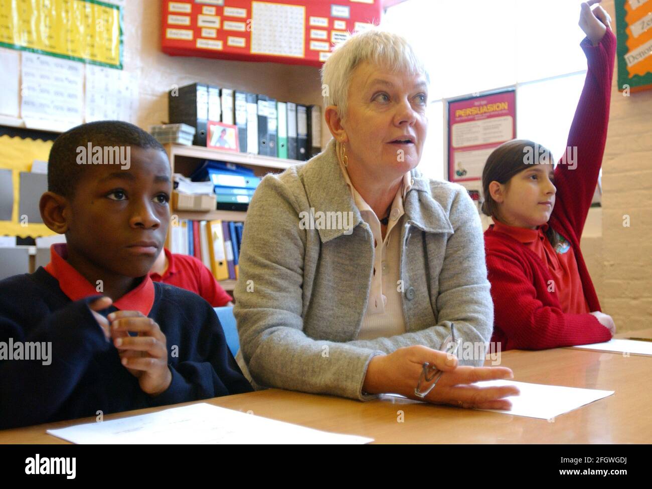 HEAD JULIE EVANS WITH YEAR SIX AT THE COBOURG PRIMARY SCHOOL IN SOUTH LONDON. 5/12/06 TOM PILSTON Stock Photo