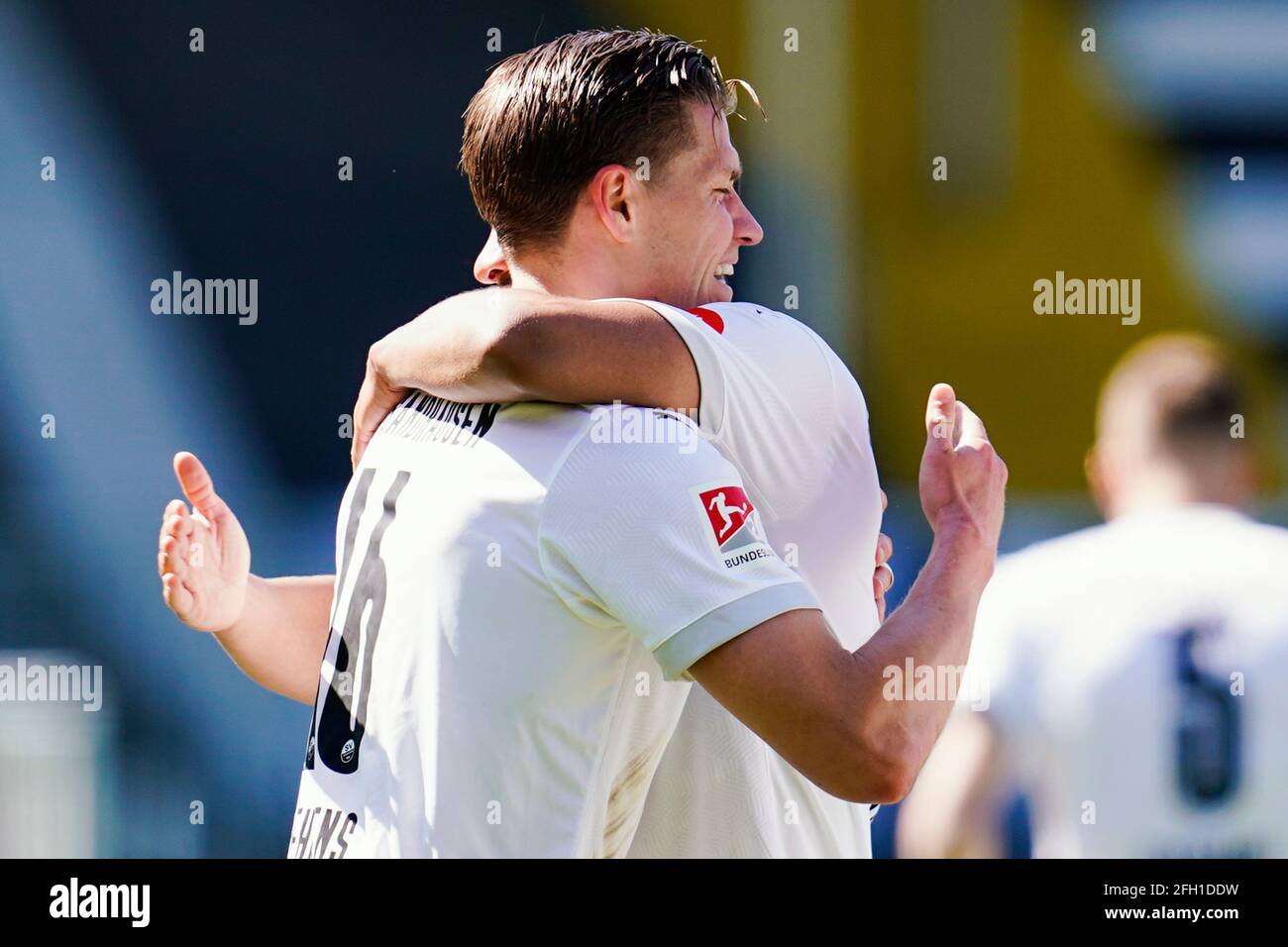 Sandhausen, Germany. 25th Apr, 2021. Football: 2nd Bundesliga, SV Sandhausen - Hannover 96, Matchday 31, Hardtwaldstadion. Sandhausen's goal scorer Kevin Behrens celebrates the goal for the final score of 4:2. Credit: Uwe Anspach/dpa - IMPORTANT NOTE: In accordance with the regulations of the DFL Deutsche Fußball Liga and/or the DFB Deutscher Fußball-Bund, it is prohibited to use or have used photographs taken in the stadium and/or of the match in the form of sequence pictures and/or video-like photo series./dpa/Alamy Live News Stock Photo