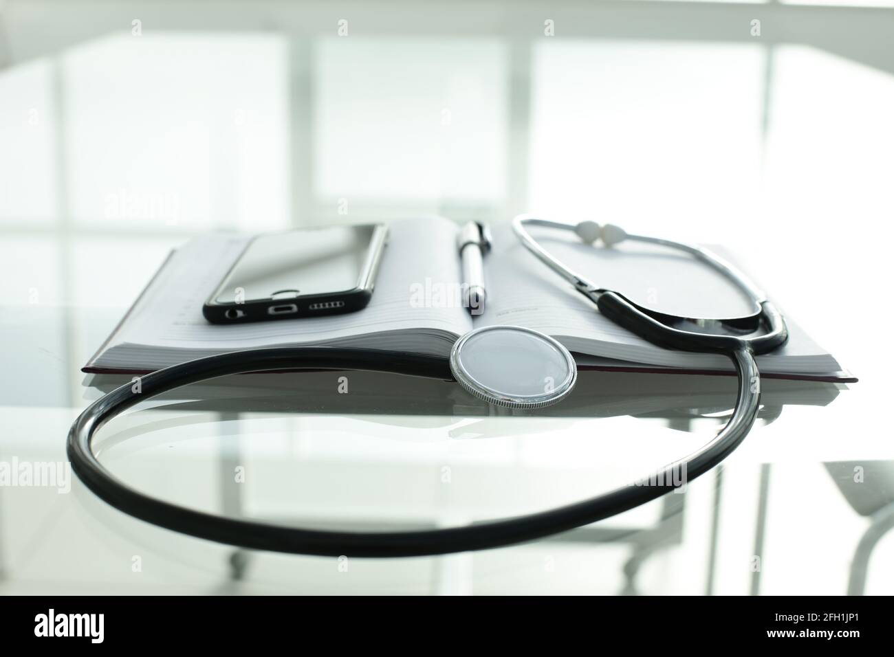 Notepad stethoscope on wooden hi-res stock photography and images - Alamy