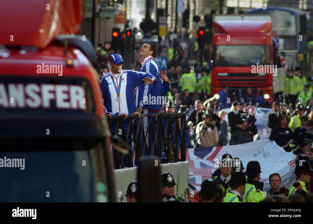 AMIR KHAN AS PART OF THE SUCCESSFUL BRITISH OLYMPIC TEAM PARADE THROUGH LONDON . 18/10/04 PILSTON Stock Photo