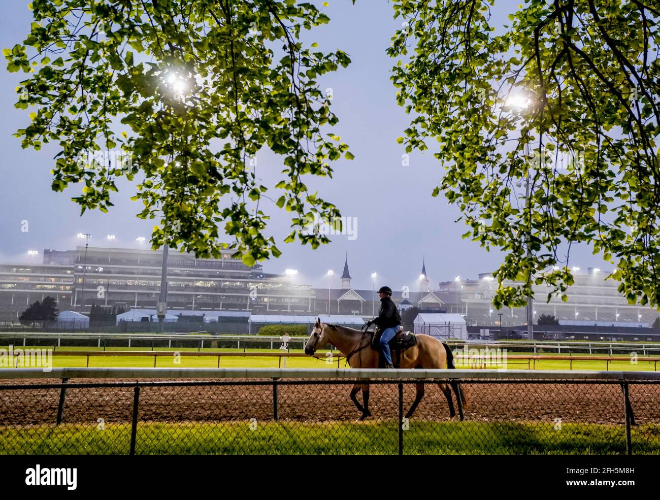 Louisville, KY, USA. 25th Apr, 2021. April 25, 2021: Scenes from the backside as horses prepare for the Kentucky Derby at Churchill Downs on April 25, 2021 in Louisville, Kentucky. Scott Serio/Eclipse Sportswire/CSM/Alamy Live News Stock Photo