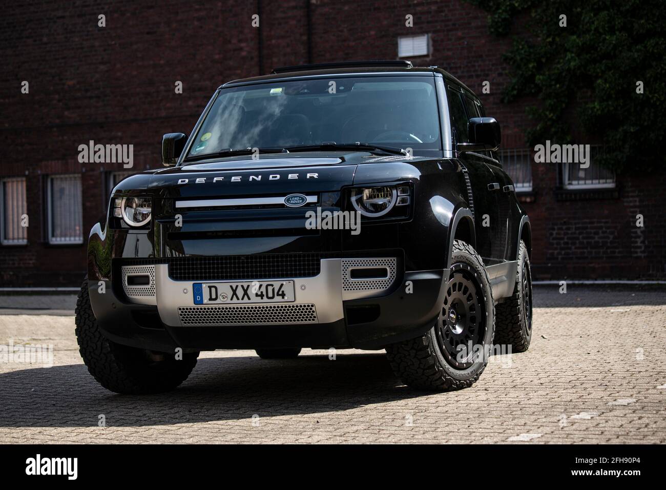 Land rover defender hi-res stock photography and images - Page 7 - Alamy